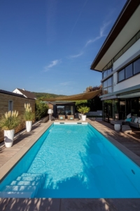 Erlaubt ist, was gefällt: Bei Gestaltung und Design des eigenen Pools sind kaum Grenzen gesetzt. Profi-Fachbetriebe beraten zu allen Möglichkeiten. Foto: djd/Bundesverband Schwimmbad & Wellness e.V.