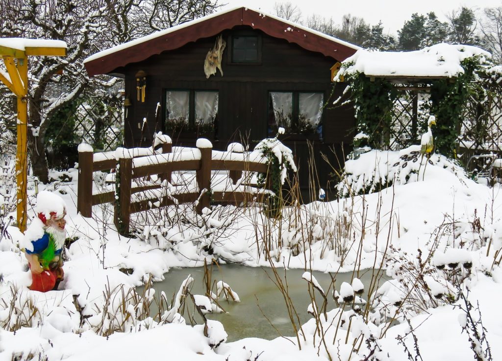 Winter im Garten - auch die Dusche muss entsprechend vorbereitet werden